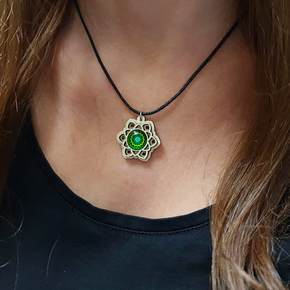 Halskette Mandala "Sonne" klein aus Holz mit Glasstein - Nanino Design Onlineshop -