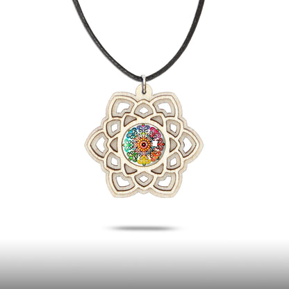 Halskette Mandala "Stern" aus Holz mit Glasstein - Nanino Design Onlineshop -