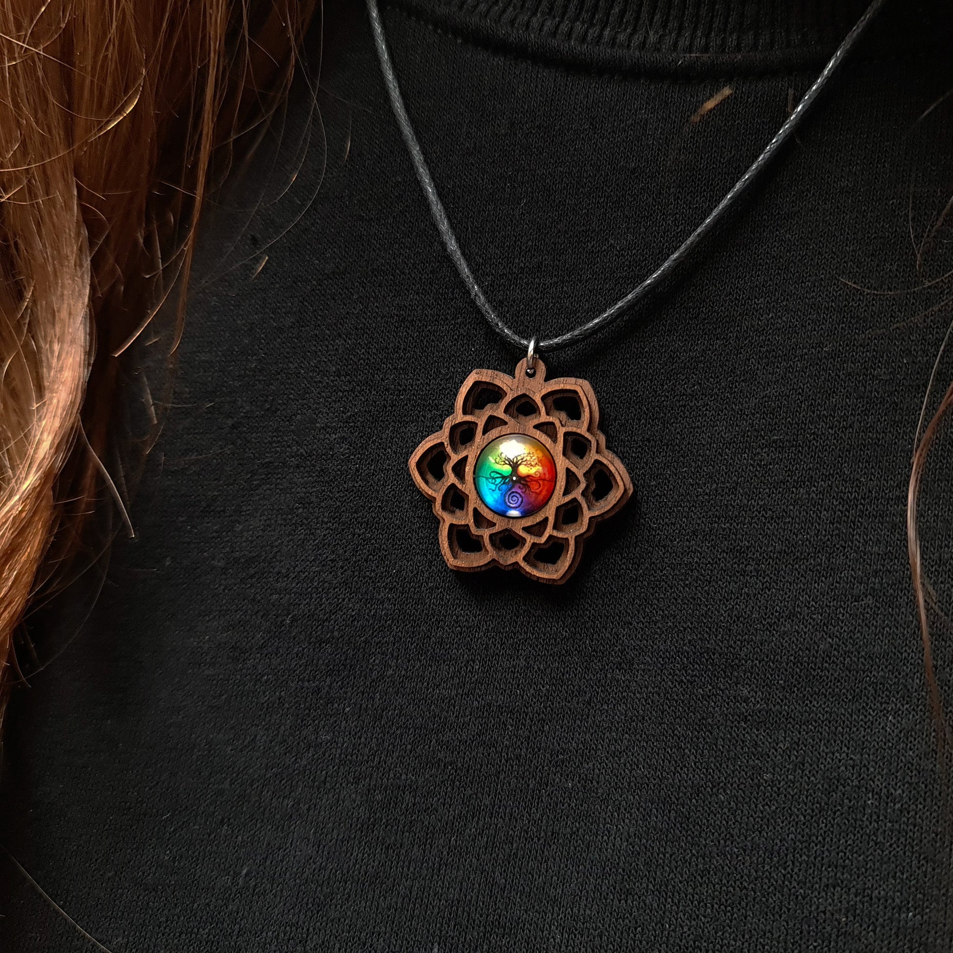 Halskette Mandala "Stern" aus Holz mit Glasstein - Nanino Design Onlineshop -