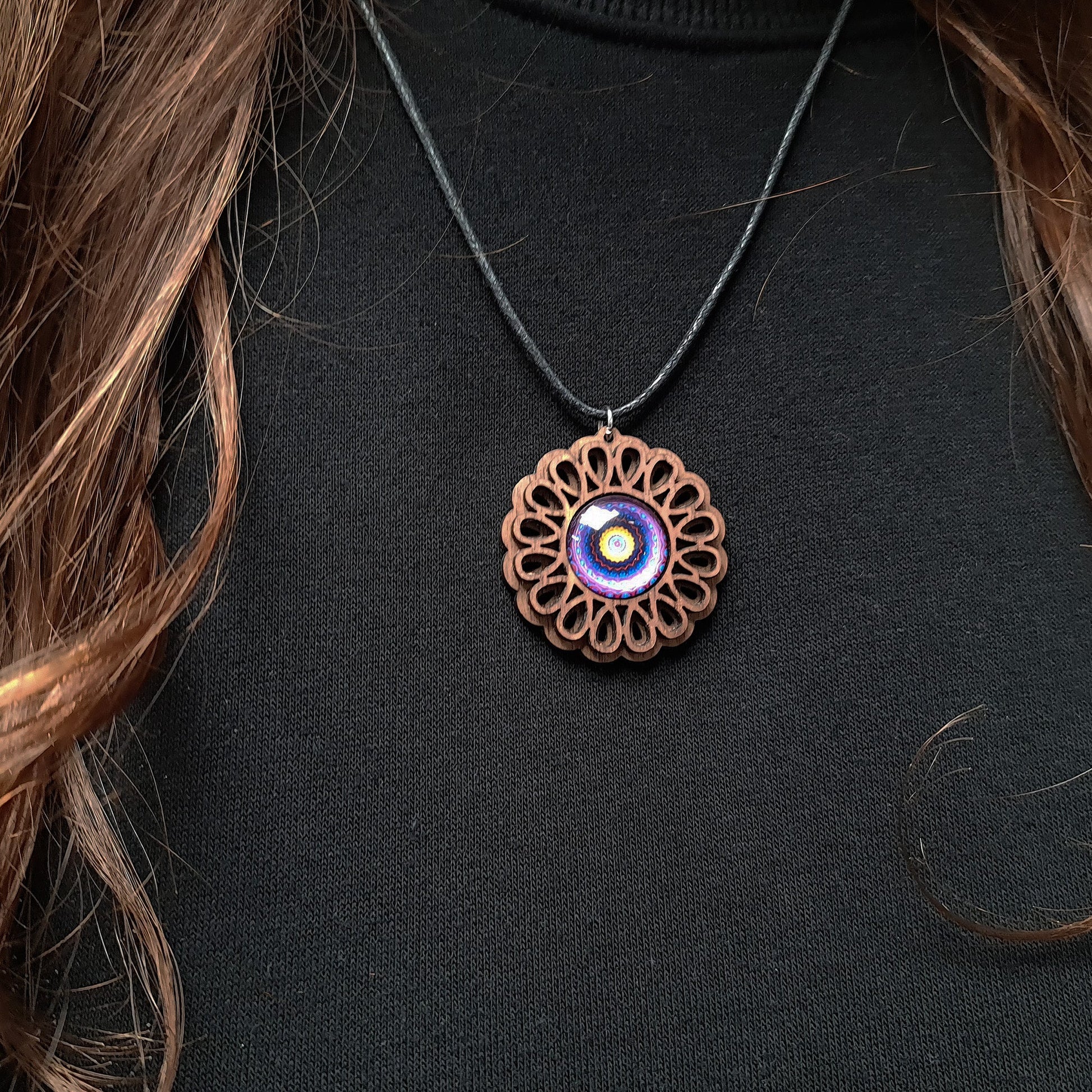 Halskette Mandala "Unendlichkeit" groß aus Holz mit Glasstein - Nanino Design Onlineshop -