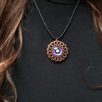Halskette Mandala "Unendlichkeit" groß aus Holz mit Glasstein - Nanino Design Onlineshop -