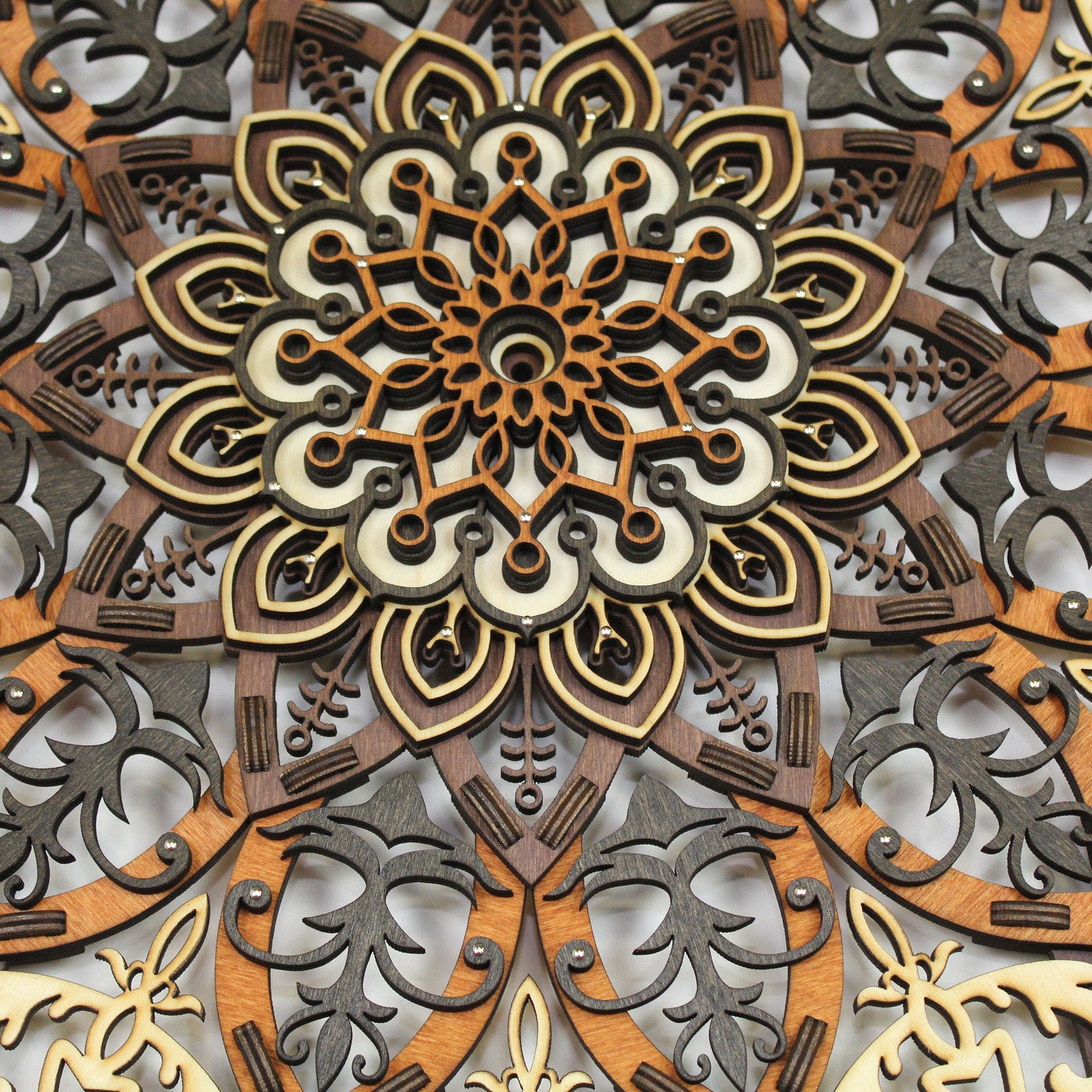 Wandbild Holz "Mandala V2 Naturfarben" 8-lagig, 80cm - Nanino Design Onlineshop -